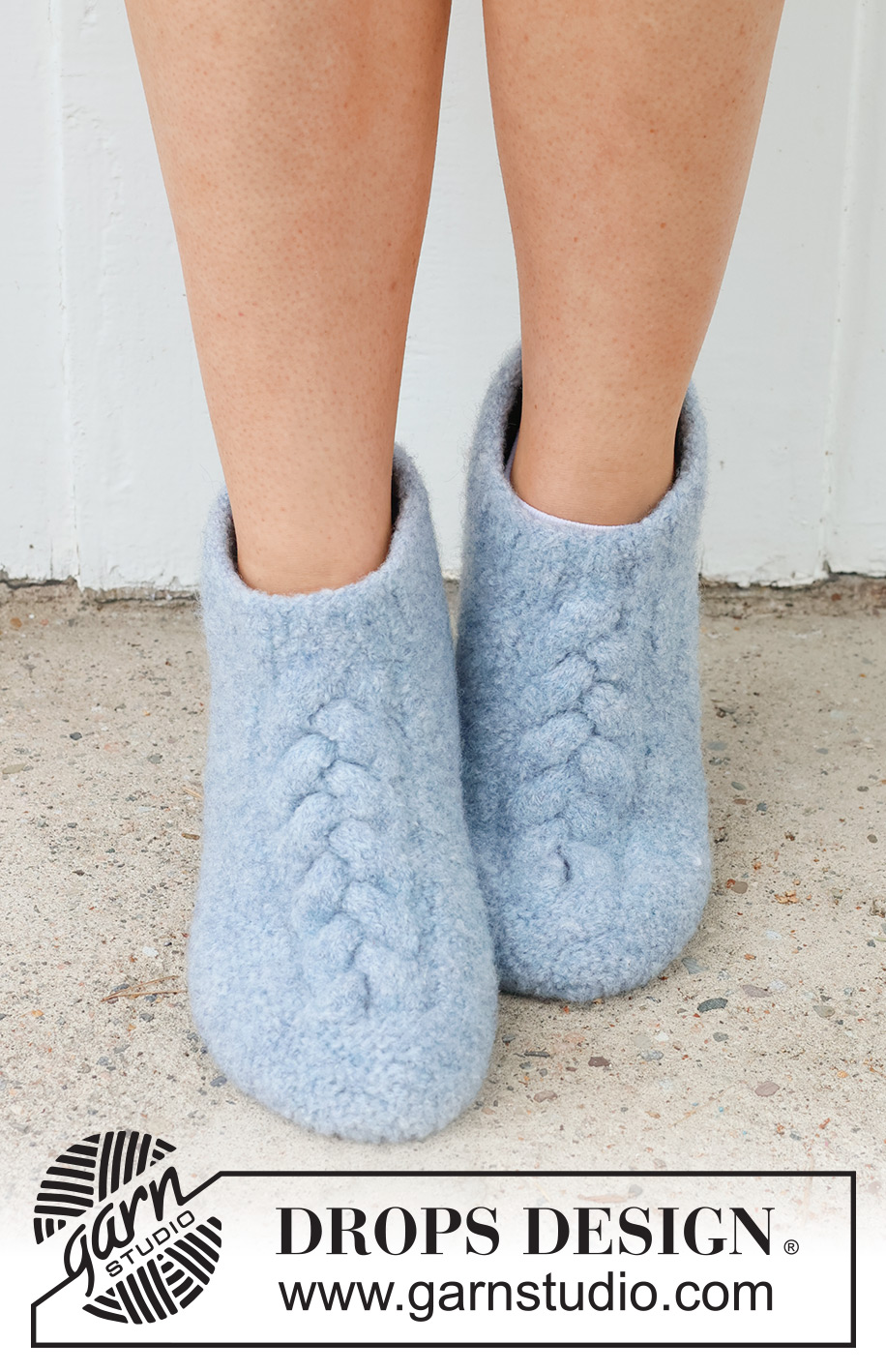 Braided Slippers / DROPS 234-71 - Gevilte en gebreid sloffen met kabel in DROPS Alaska. Het werk wordt van boven naar beneden gebreid. Maat 35-46.