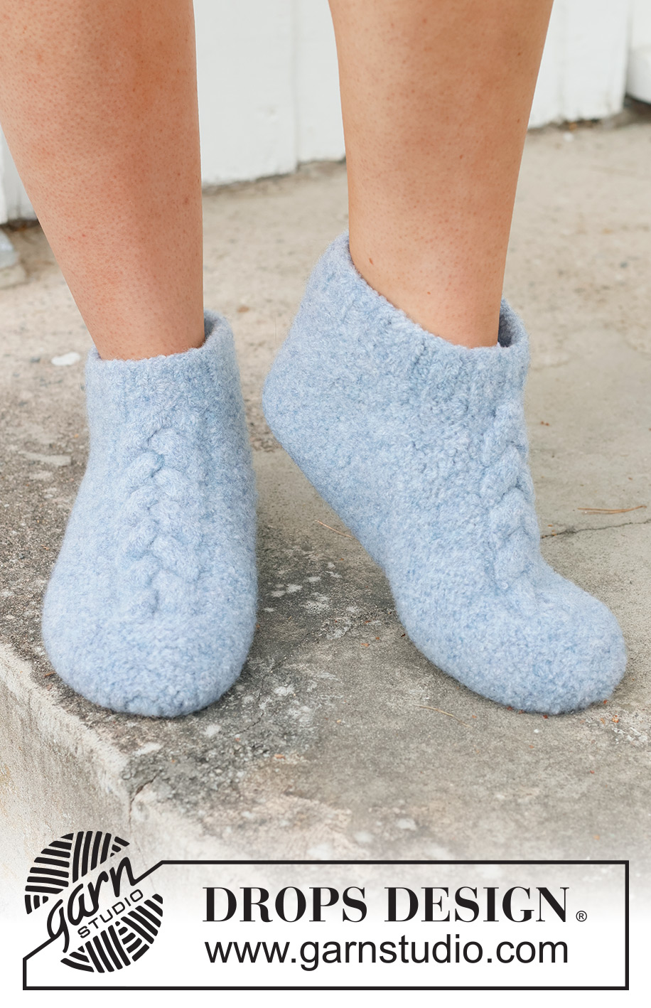 Braided Slippers / DROPS 234-71 - Gevilte en gebreid sloffen met kabel in DROPS Alaska. Het werk wordt van boven naar beneden gebreid. Maat 35-46.