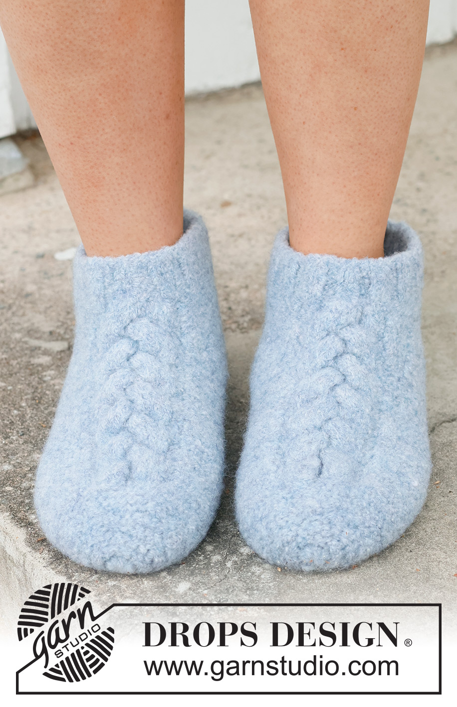 Braided Slippers / DROPS 234-71 - Gevilte en gebreid sloffen met kabel in DROPS Alaska. Het werk wordt van boven naar beneden gebreid. Maat 35-46.