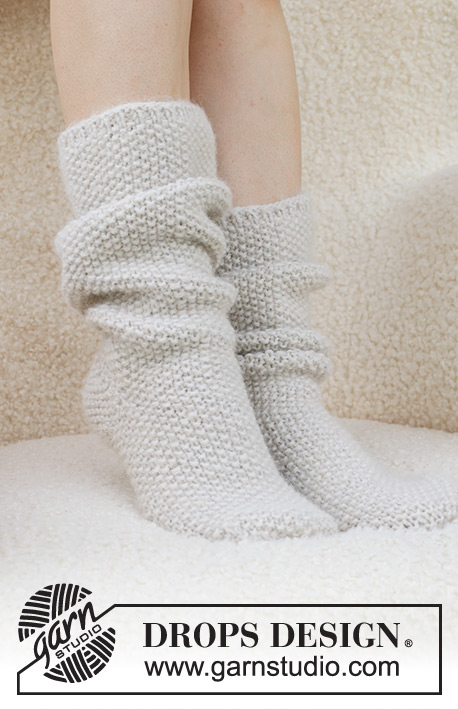 Snow White Socks / DROPS 234-73 - Skarpetki na drutach z włóczek DROPS Lima i DROPS Brushed Alpaca Silk. Przerabiane od góry do dołu, ściegiem ryżowym. Od 35 do 43. Temat: Boże Narodzenie.