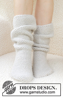 Snow White Socks / DROPS 234-73 - Skarpetki na drutach z włóczek DROPS Lima i DROPS Brushed Alpaca Silk. Przerabiane od góry do dołu, ściegiem ryżowym. Od 35 do 43. Temat: Boże Narodzenie.