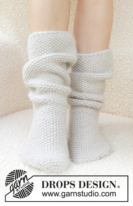 Snow White Socks / DROPS 234-73 - Skarpetki na drutach z włóczek DROPS Lima i DROPS Brushed Alpaca Silk. Przerabiane od góry do dołu, ściegiem ryżowym. Od 35 do 43. Temat: Boże Narodzenie.