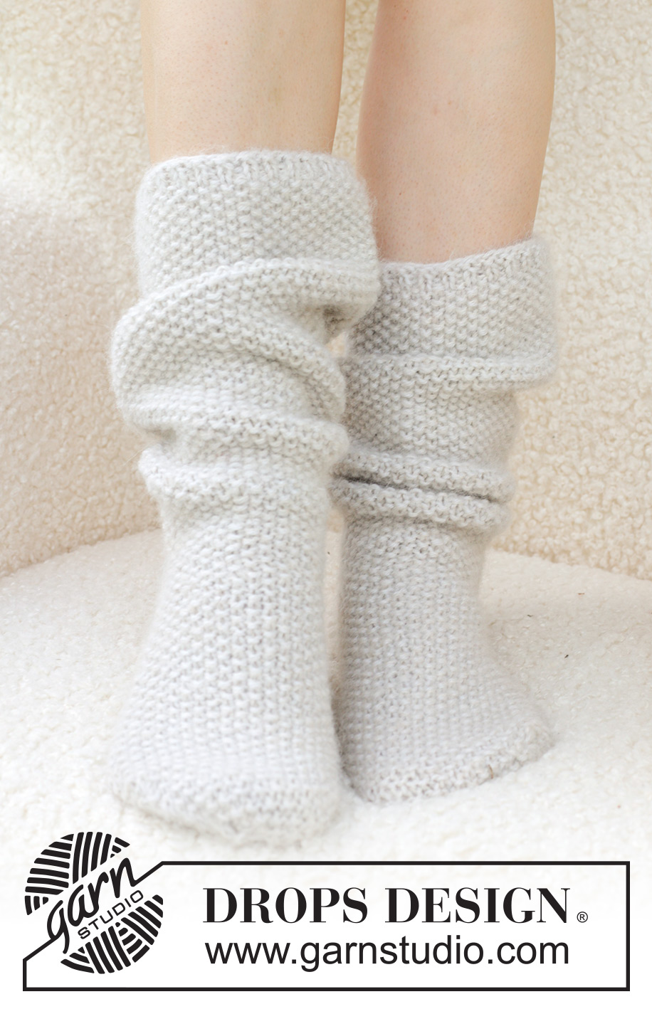 Snow White Socks / DROPS 234-73 - Skarpetki na drutach z włóczek DROPS Lima i DROPS Brushed Alpaca Silk. Przerabiane od góry do dołu, ściegiem ryżowym. Od 35 do 43. Temat: Boże Narodzenie.