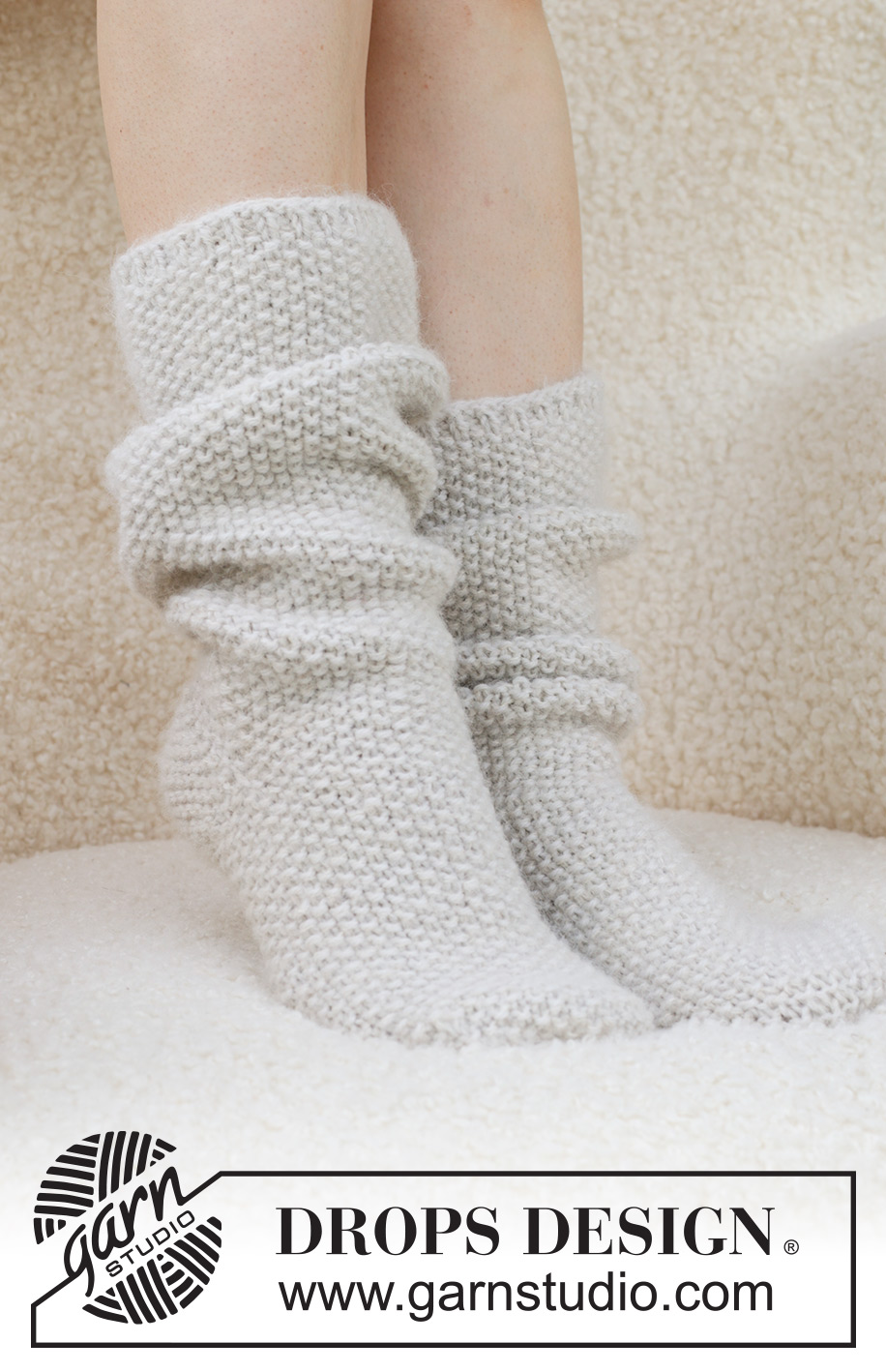 Snow White Socks / DROPS 234-73 - Skarpetki na drutach z włóczek DROPS Lima i DROPS Brushed Alpaca Silk. Przerabiane od góry do dołu, ściegiem ryżowym. Od 35 do 43. Temat: Boże Narodzenie.