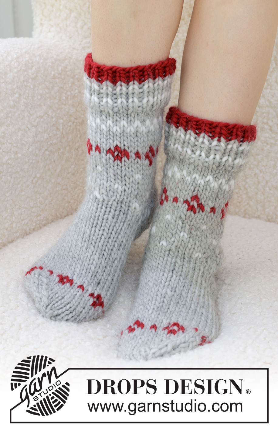 Christmas Sparkle Socks / DROPS 234-75 - Chaussettes tricotées de haut en bas en jersey et jacquard nordique, en DROPS Snow. Du 35 au 43 Thème: Noël.