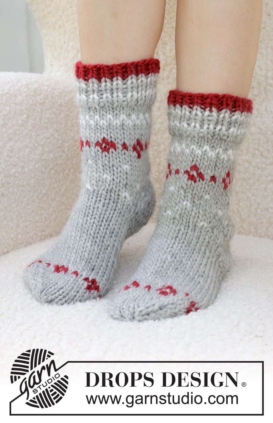 Christmas Sparkle Socks / DROPS 234-75 - Chaussettes tricotées de haut en bas en jersey et jacquard nordique, en DROPS Snow. Du 35 au 43 Thème: Noël.