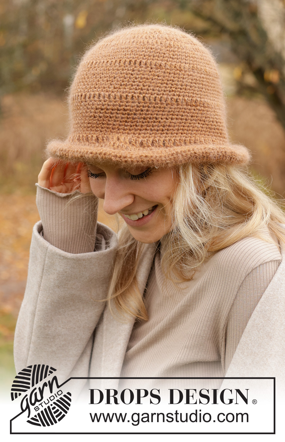 Tree Rings Hat / DROPS 234-81 - Chapeau crocheté en DROPS Flora en DROPS Kid-Silk. Se crochète de haut en bas avec point ajouré et bordure. Du S au XL.
