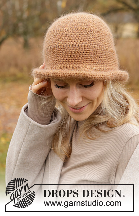 Tree Rings Hat / DROPS 234-81 - Chapeau crocheté en DROPS Flora en DROPS Kid-Silk. Se crochète de haut en bas avec point ajouré et bordure. Du S au XL.