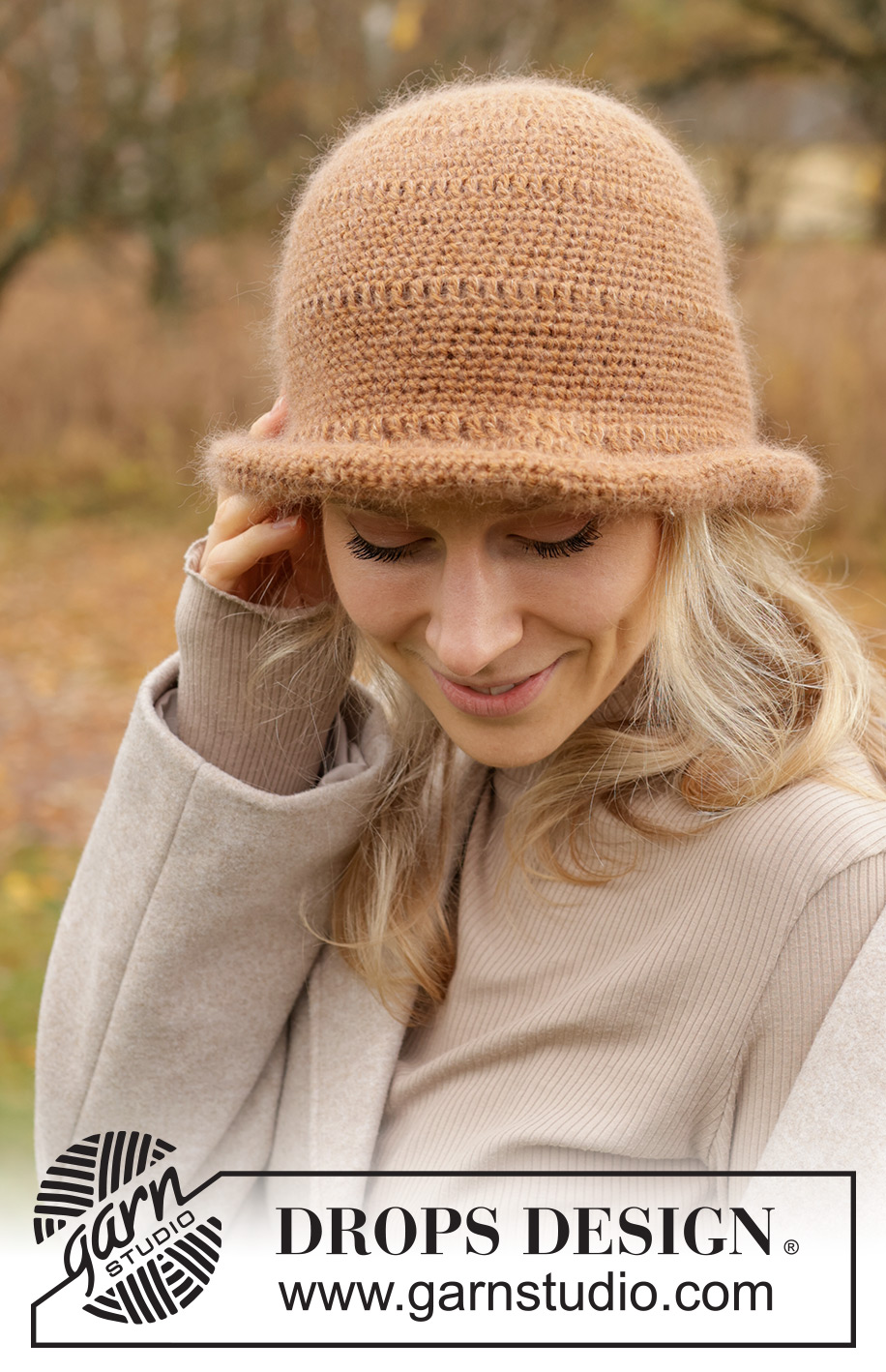 Tree Rings Hat / DROPS 234-81 - Chapeau crocheté en DROPS Flora en DROPS Kid-Silk. Se crochète de haut en bas avec point ajouré et bordure. Du S au XL.