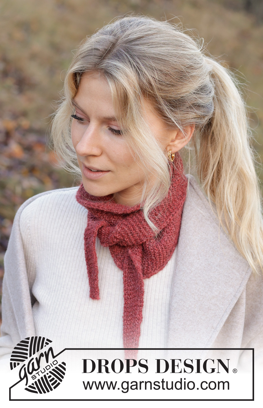 Pomegranate Shawl / DROPS 234-82 - Châle tricoté en DROPS Sky ou DROPS Daisy. Se tricote dans le sens de la longueur, au point mousse.