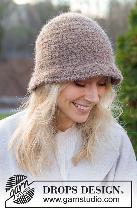 Cardamom Hat / DROPS 234-84 - Cappello lavorato all’uncinetto in DROPS Alpaca Bouclè e DROPS Brushed Alpaca Silk. Lavorato in tondo, dall’alto in basso. Taglie XS - XL.