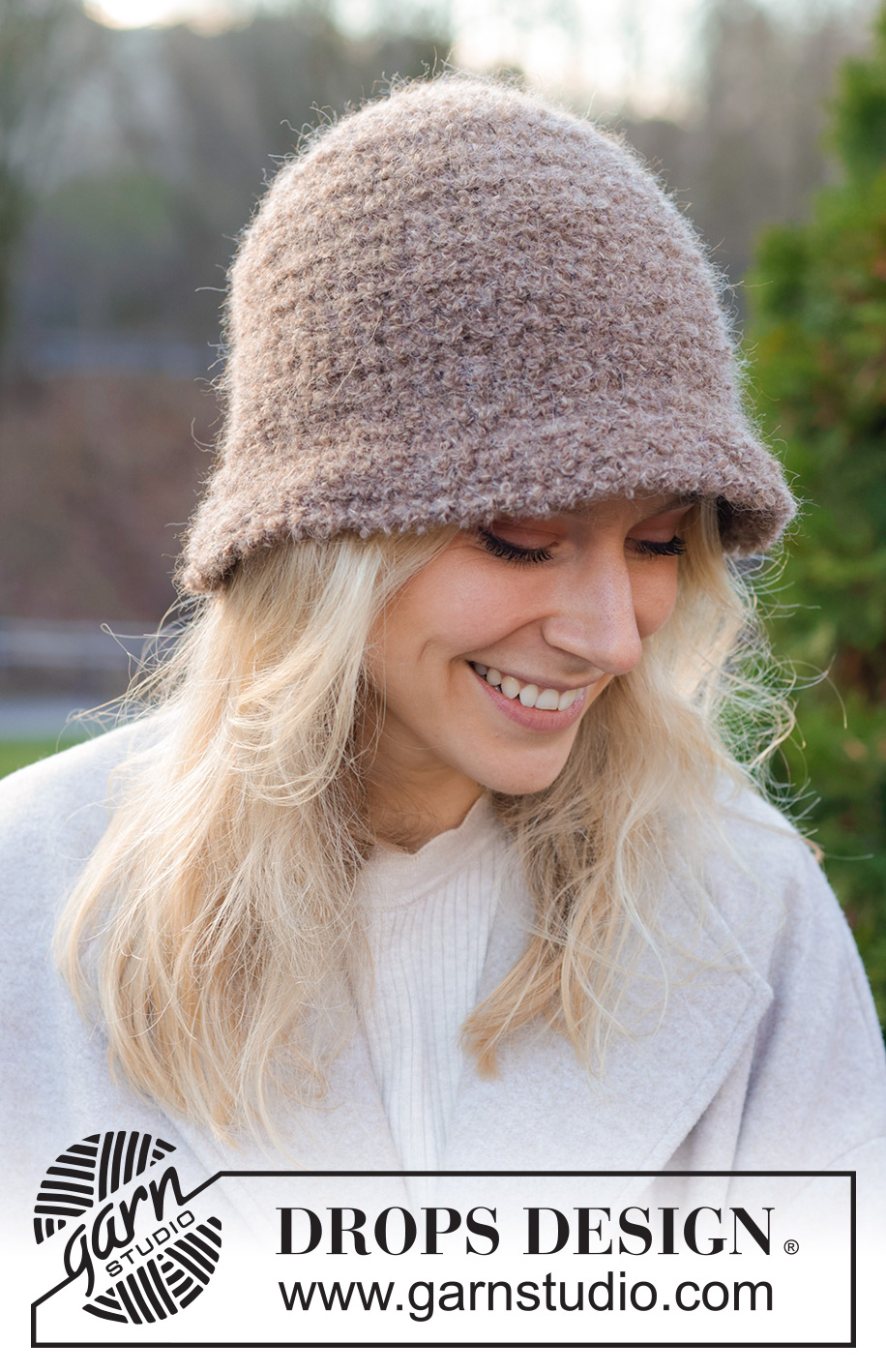 Cardamom Hat / DROPS 234-84 - Cappello lavorato all’uncinetto in DROPS Alpaca Bouclè e DROPS Brushed Alpaca Silk. Lavorato in tondo, dall’alto in basso. Taglie XS - XL.