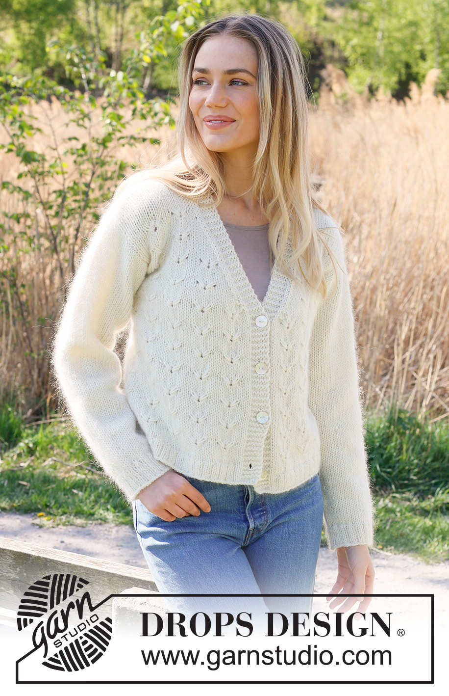 Southern Migration Cardigan / DROPS 235-14 - Strikket cardigan i DROPS Merino Extra Fine og DROPS Kid-Silk. Arbejdet strikkes nedefra og op med reliefmønster, v-hals og isyede ærmer. Størrelse S - XXXL.