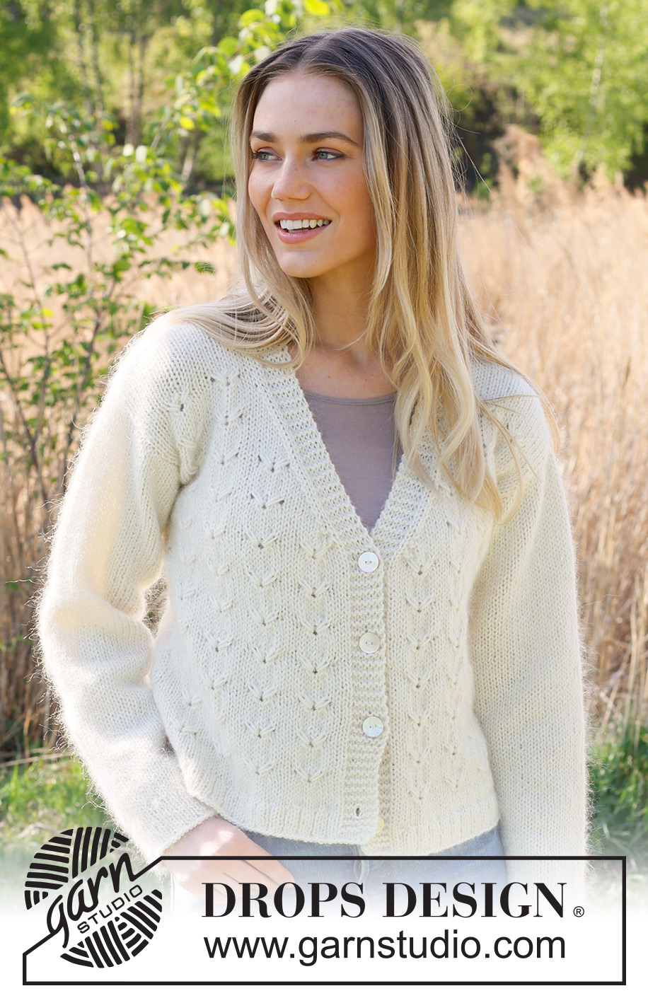 Southern Migration Cardigan / DROPS 235-14 - Strikket cardigan i DROPS Merino Extra Fine og DROPS Kid-Silk. Arbejdet strikkes nedefra og op med reliefmønster, v-hals og isyede ærmer. Størrelse S - XXXL.