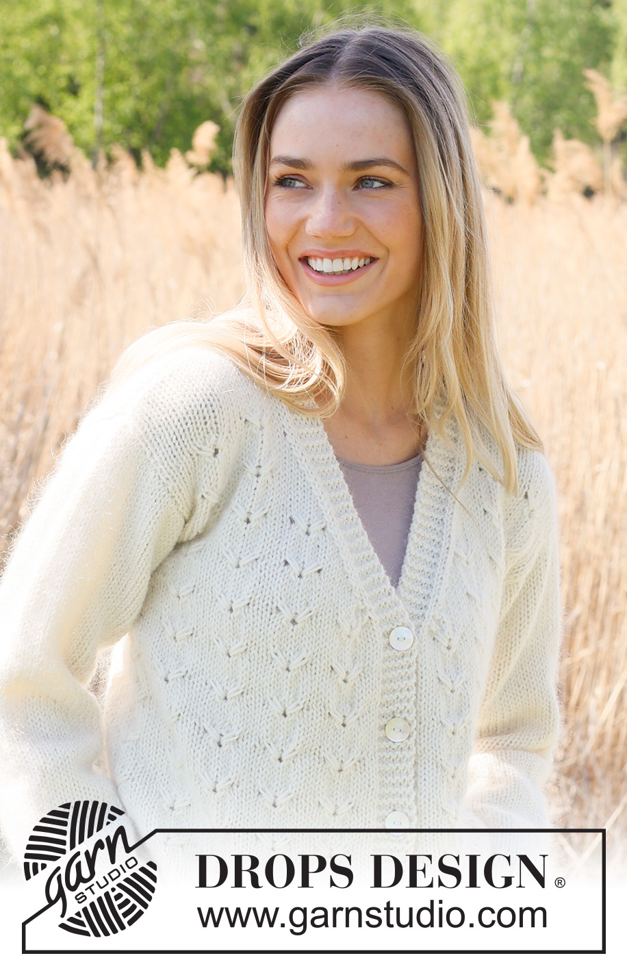 Southern Migration Cardigan / DROPS 235-14 - Strikket cardigan i DROPS Merino Extra Fine og DROPS Kid-Silk. Arbejdet strikkes nedefra og op med reliefmønster, v-hals og isyede ærmer. Størrelse S - XXXL.