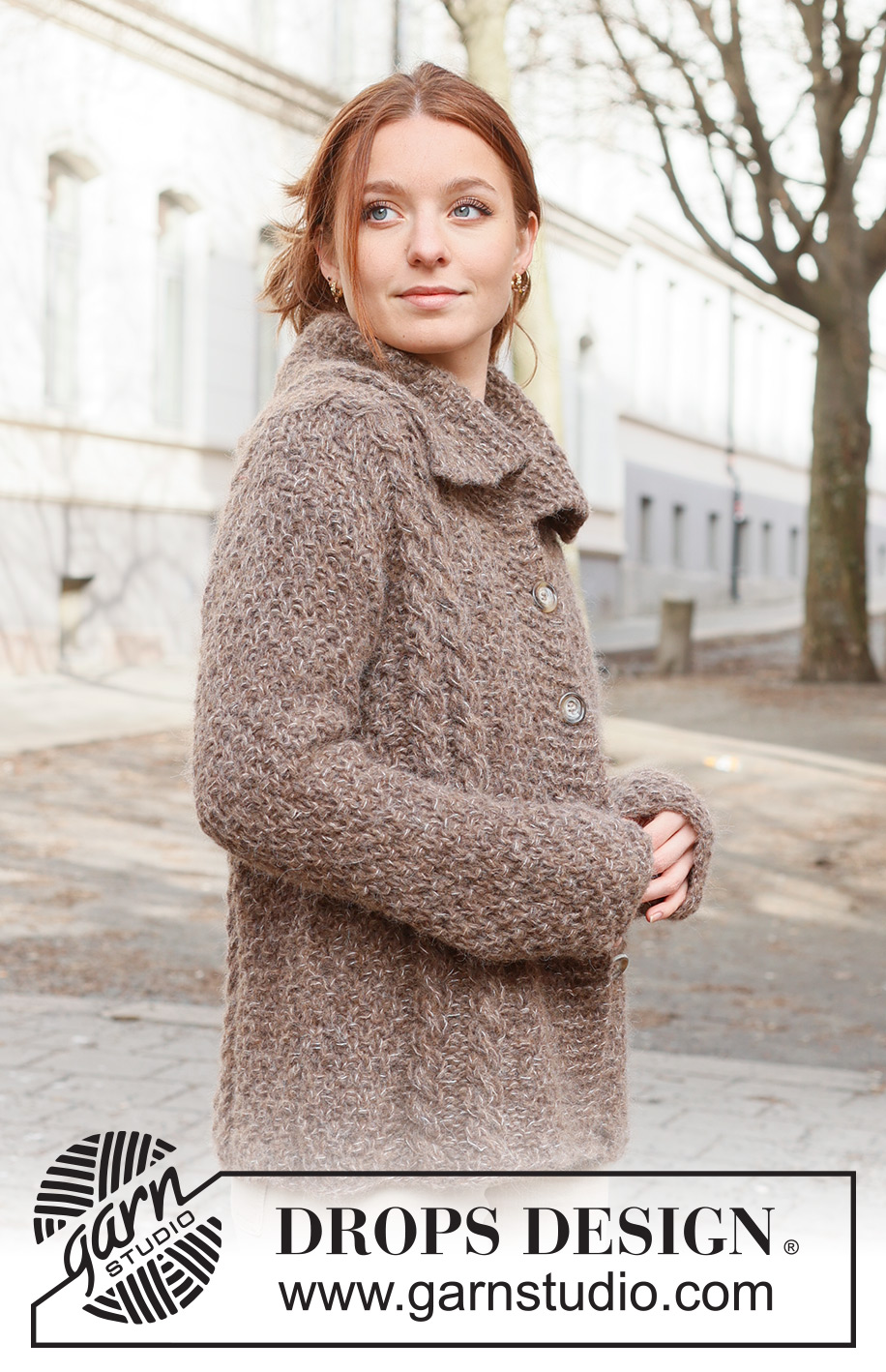Chestnut Street Cardigan / DROPS 235-25 - Cardigan lavorato ai ferri in DROPS Air e DROPS Brushed Alpaca Silk. Lavorato dal basso verso l’alto con trecce, maglia a grana di riso e collo. Taglie: XS - XXL.