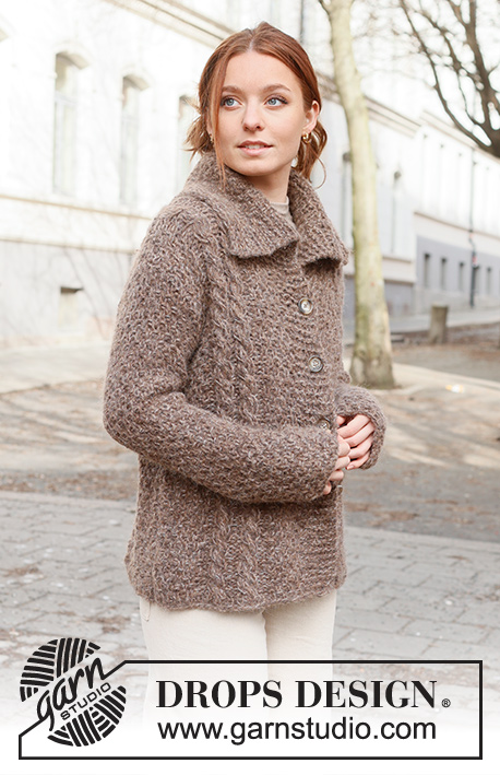 Chestnut Street Cardigan / DROPS 235-25 - Cardigan lavorato ai ferri in DROPS Air e DROPS Brushed Alpaca Silk. Lavorato dal basso verso l’alto con trecce, maglia a grana di riso e collo. Taglie: XS - XXL.