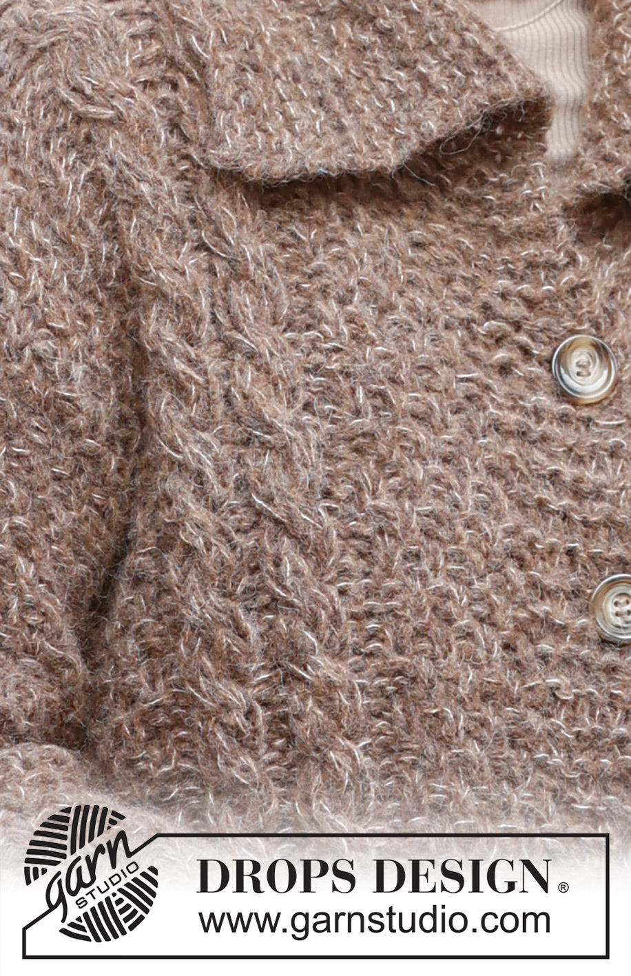 Chestnut Street Cardigan / DROPS 235-25 - Cardigan lavorato ai ferri in DROPS Air e DROPS Brushed Alpaca Silk. Lavorato dal basso verso l’alto con trecce, maglia a grana di riso e collo. Taglie: XS - XXL.