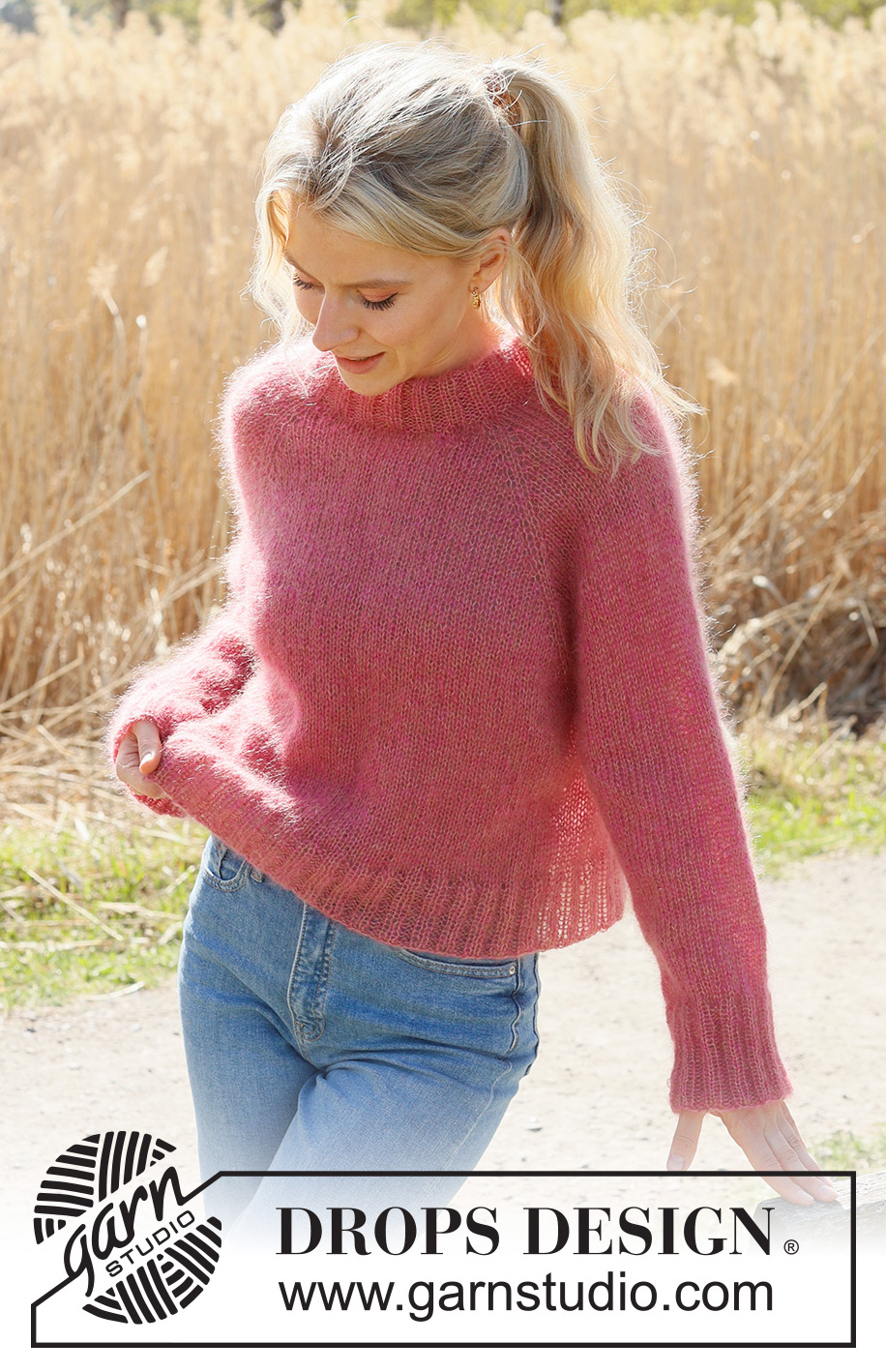 Cranberry Kiss Sweater / DROPS 235-8 - Sweter na drutach, przerabiany od góry do dołu, z reglanowymi rękawami, dżersejem i podwójnym wykończeniem dekoltu, 2 nitkami włóczki DROPS Kid-Silk. Od S do XXXL.