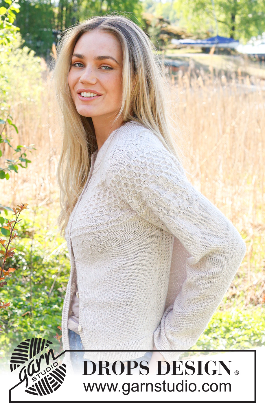 Miss Summerbee Cardigan / DROPS 236-11 - Ylhäältä alas neulottu jakku DROPS Flora-langasta. Työssä on kaksinkertainen pääntien reunus ja kaarroke, jossa on kohoneuletta. Koot S-XXXL.