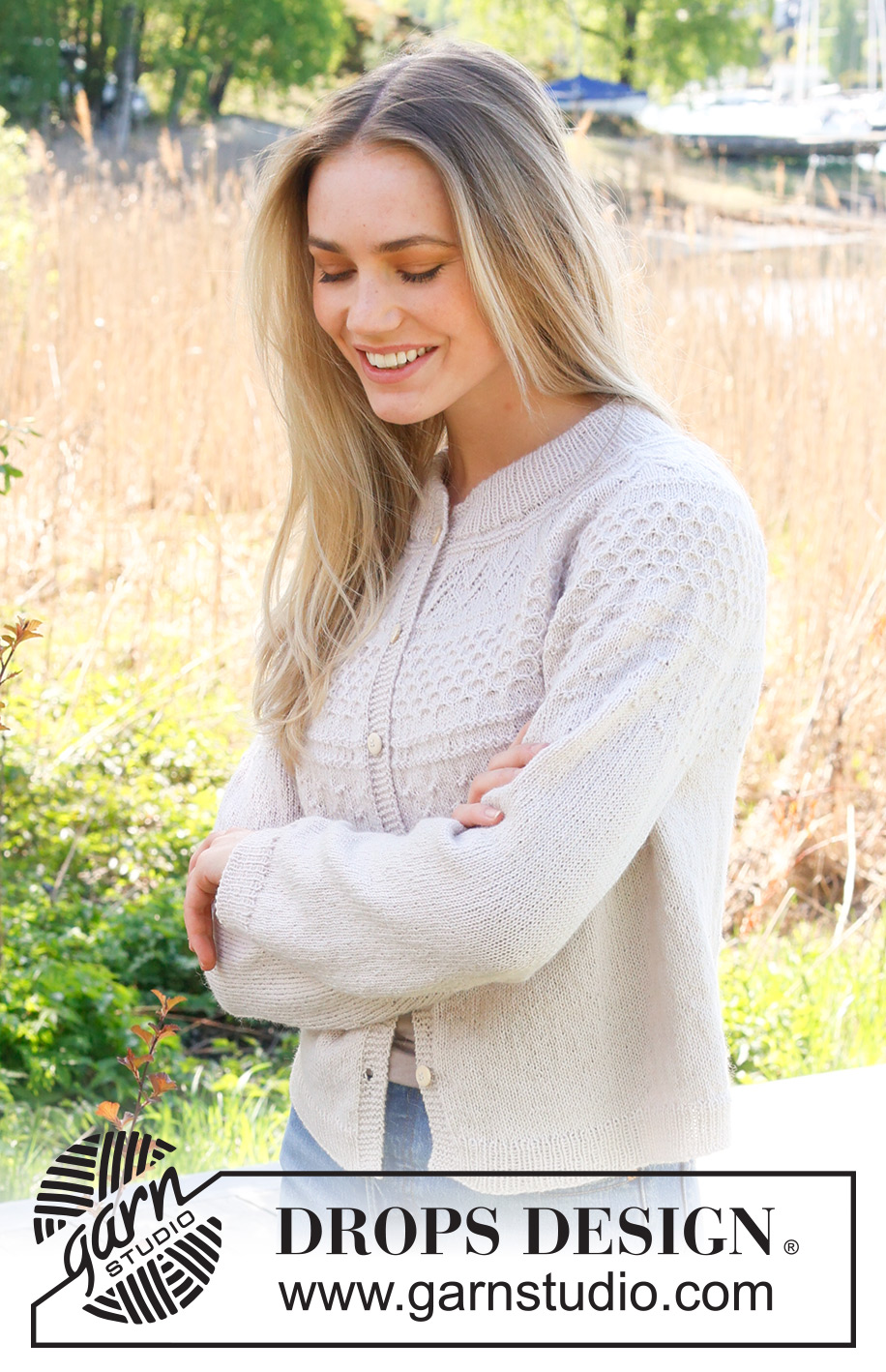 Miss Summerbee Cardigan / DROPS 236-11 - Ylhäältä alas neulottu jakku DROPS Flora-langasta. Työssä on kaksinkertainen pääntien reunus ja kaarroke, jossa on kohoneuletta. Koot S-XXXL.
