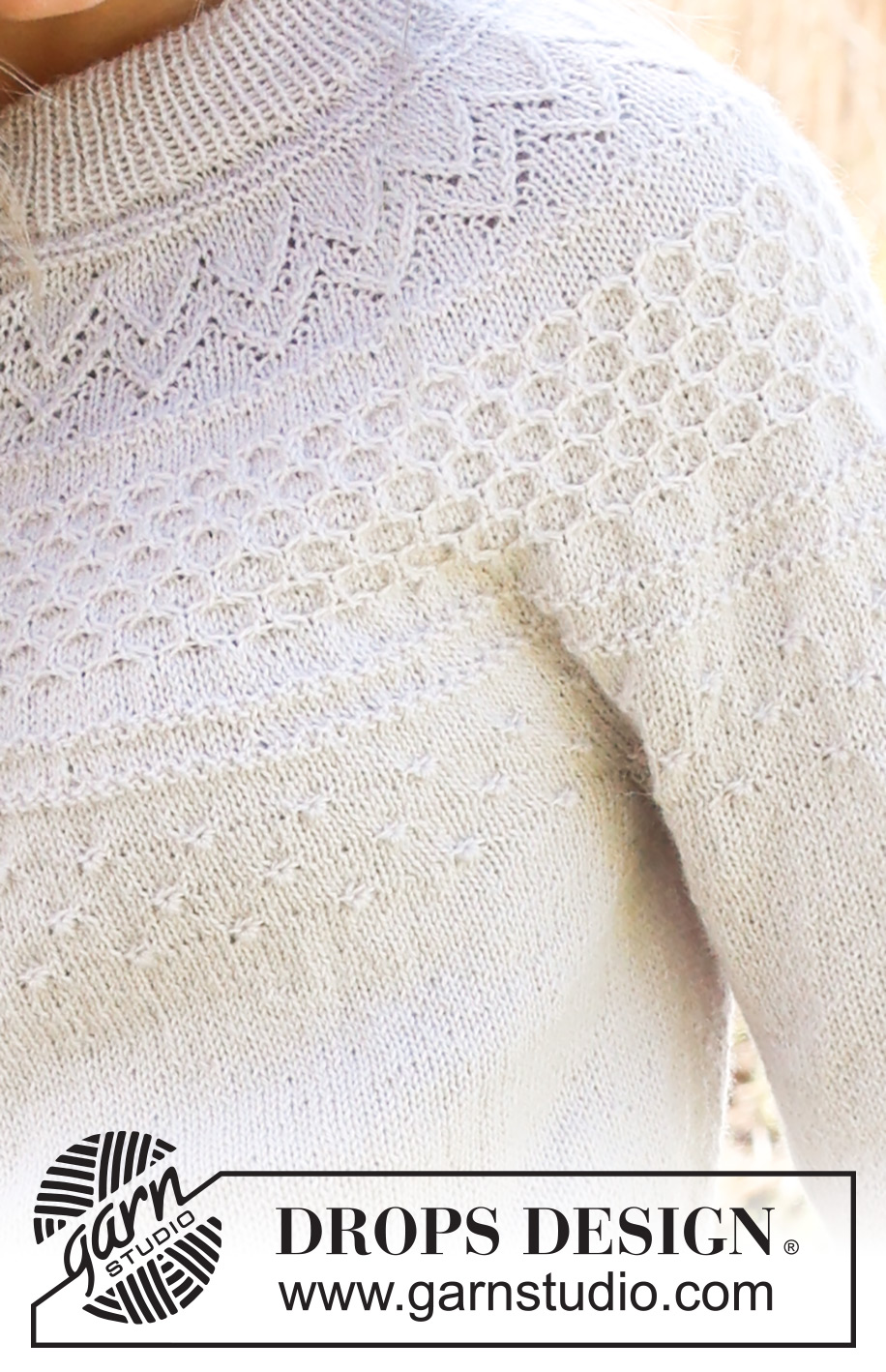 Miss Summerbee Cardigan / DROPS 236-11 - Ylhäältä alas neulottu jakku DROPS Flora-langasta. Työssä on kaksinkertainen pääntien reunus ja kaarroke, jossa on kohoneuletta. Koot S-XXXL.