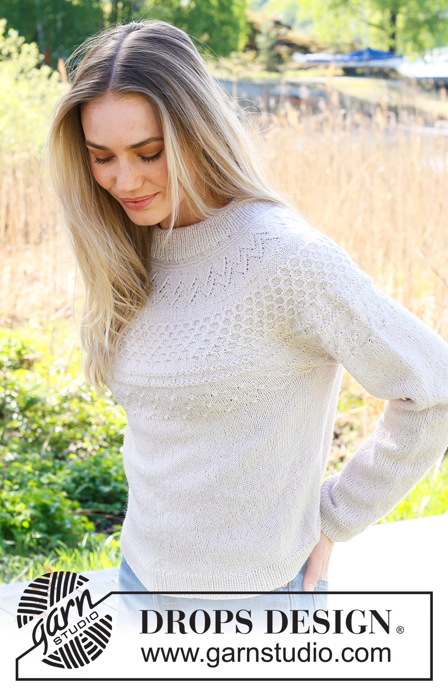 Miss Summerbee Sweater / DROPS 236-2 - Ylhäältä alas neulottu pusero DROPS Flora-langasta. Työssä on kaksinkertainen pääntien reunus ja kaarroke, jossa on kohoneuletta. Koot S-XXXL.
