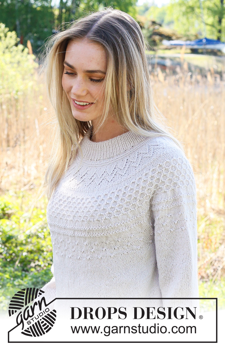 Miss Summerbee Sweater / DROPS 236-2 - Ylhäältä alas neulottu pusero DROPS Flora-langasta. Työssä on kaksinkertainen pääntien reunus ja kaarroke, jossa on kohoneuletta. Koot S-XXXL.