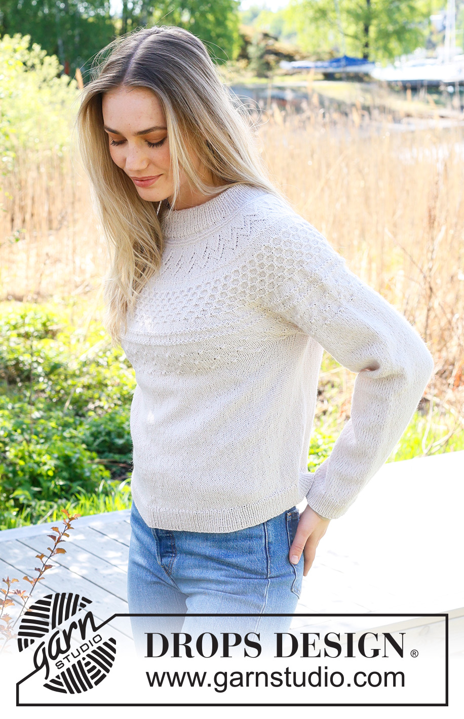 Miss Summerbee Sweater / DROPS 236-2 - Ylhäältä alas neulottu pusero DROPS Flora-langasta. Työssä on kaksinkertainen pääntien reunus ja kaarroke, jossa on kohoneuletta. Koot S-XXXL.