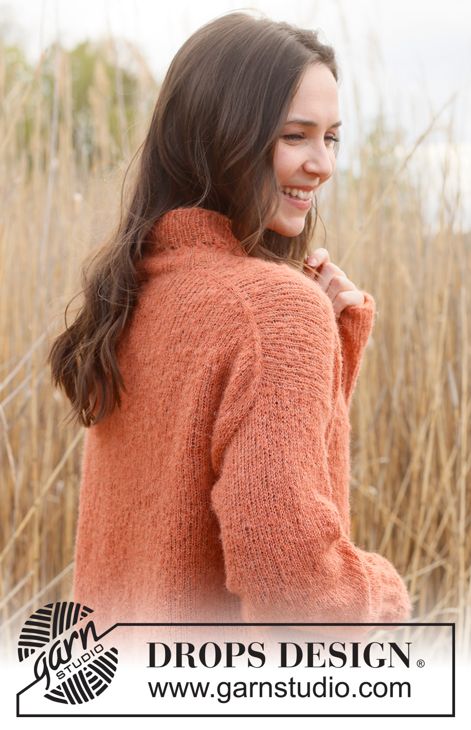 Marmalade / DROPS 236-23 - Pulovr se zešikmenými náramenicemi pletený shora dolů z příze DROPS Brushed Alpaca Silk. Velikost S - XXXL.