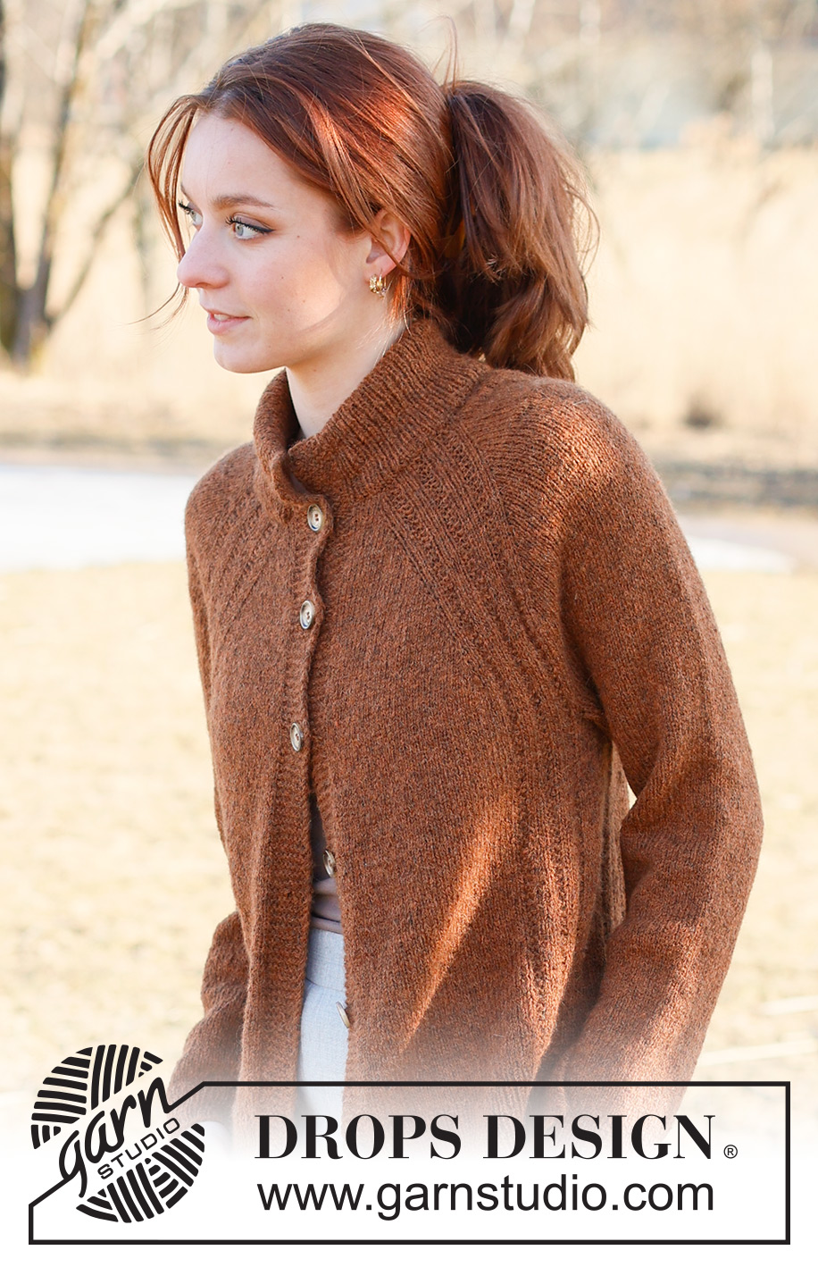 Spice Market Cardigan / DROPS 236-27 - Ylhäältä alas neulottu jakku DROPS Sky-langasta. Työssä on raglanlinjat, kohoneuletta ja sivuhalkiot. Koot S-XXXL.