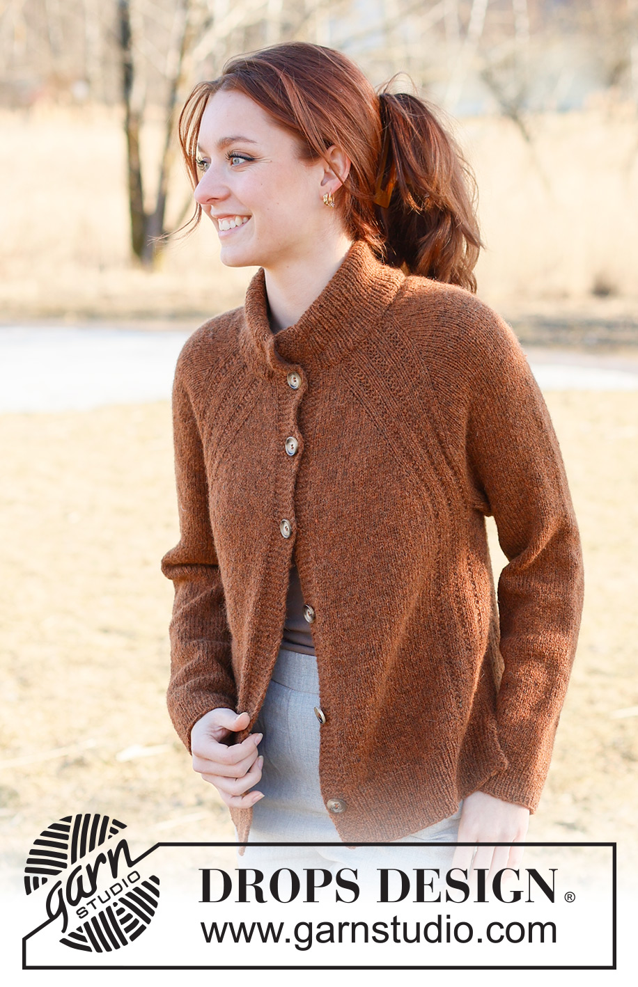 Spice Market Cardigan / DROPS 236-27 - Ylhäältä alas neulottu jakku DROPS Sky-langasta. Työssä on raglanlinjat, kohoneuletta ja sivuhalkiot. Koot S-XXXL.