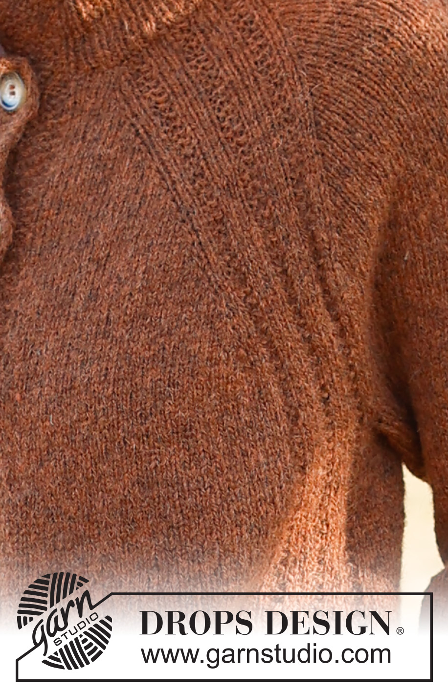 Spice Market Cardigan / DROPS 236-27 - Ylhäältä alas neulottu jakku DROPS Sky-langasta. Työssä on raglanlinjat, kohoneuletta ja sivuhalkiot. Koot S-XXXL.