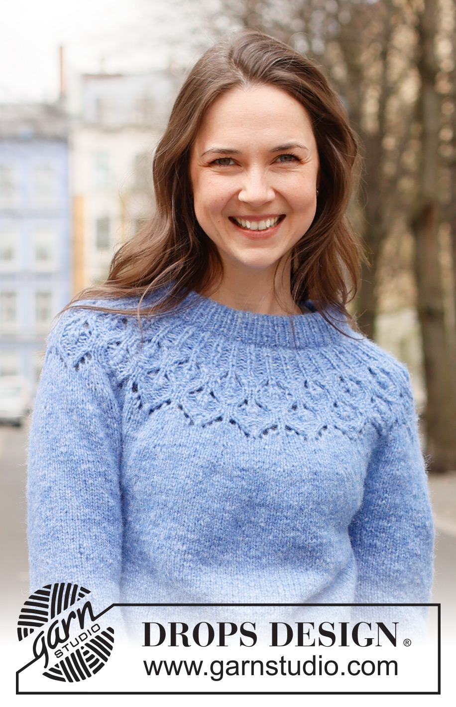 Rain Romance Sweater / DROPS 236-3 - Ylhäältä alas neulottu pusero DROPS Air-langasta. Työssä on kaksinkertainen pääntien reunus, kaarroke ja pitsineuletta. Koot S-XXXL.