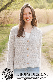 Northern Mermaid Cardigan / DROPS 236-5 - Gestrickte Jacke in DROPS Sky / DROPS Merino Extra Fine und DROPS Kid-Silk. Die Arbeit wird von oben nach unten mit Raglan, V-Ausschnitt und Wabenmuster gestrickt. Größe XS/S - XXXL.