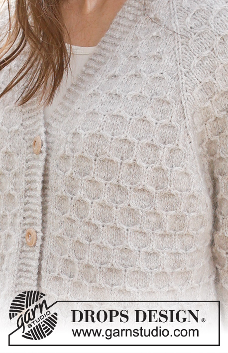 Northern Mermaid Cardigan / DROPS 236-5 - Gestrickte Jacke in DROPS Sky / DROPS Merino Extra Fine und DROPS Kid-Silk. Die Arbeit wird von oben nach unten mit Raglan, V-Ausschnitt und Wabenmuster gestrickt. Größe XS/S - XXXL.