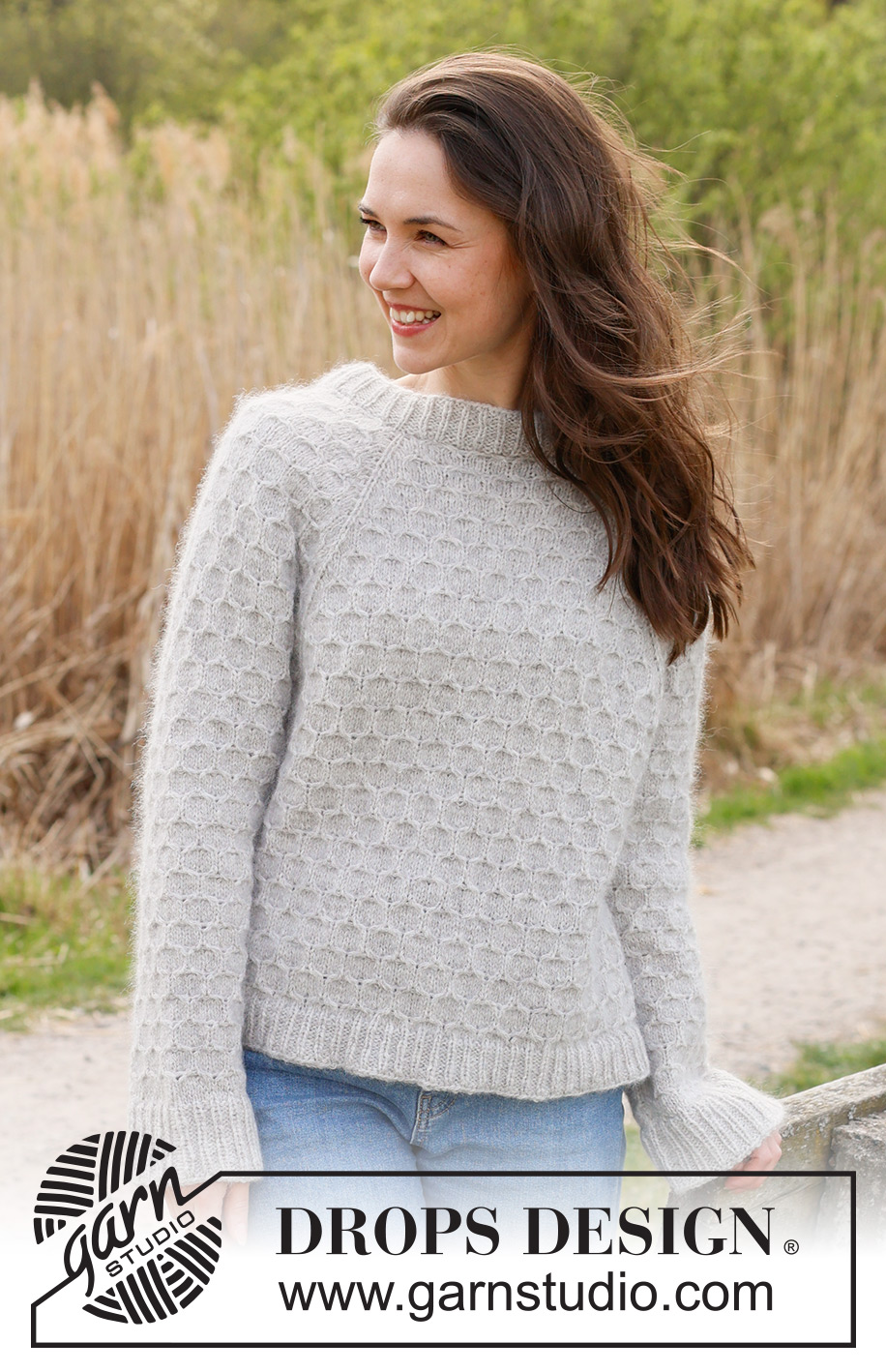 Northern Mermaid Sweater / DROPS 236-6 - Strikket genser i DROPS Sky / DROPS Merino Extra Fine og DROPS Kid-Silk. Arbeidet strikkes ovenfra og ned med raglan og bikubemønster. Størrelse XS/S - XXXL.