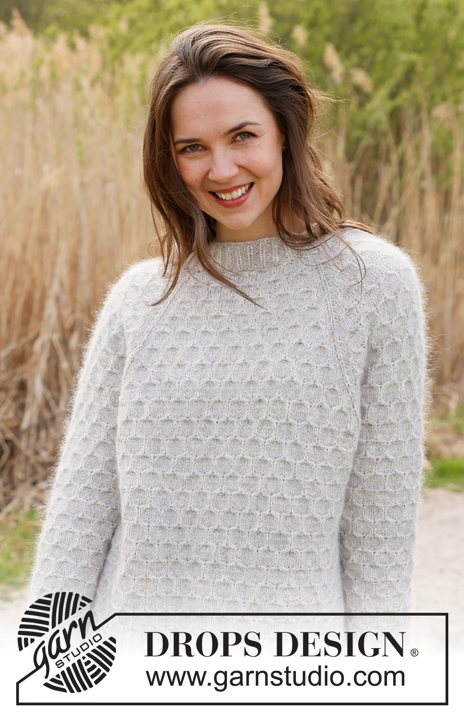 Northern Mermaid Sweater / DROPS 236-6 - Strikket genser i DROPS Sky / DROPS Merino Extra Fine og DROPS Kid-Silk. Arbeidet strikkes ovenfra og ned med raglan og bikubemønster. Størrelse XS/S - XXXL.