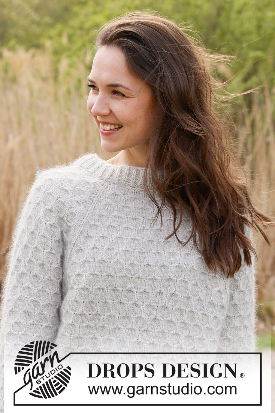 Northern Mermaid Sweater / DROPS 236-6 - Strikket genser i DROPS Sky / DROPS Merino Extra Fine og DROPS Kid-Silk. Arbeidet strikkes ovenfra og ned med raglan og bikubemønster. Størrelse XS/S - XXXL.