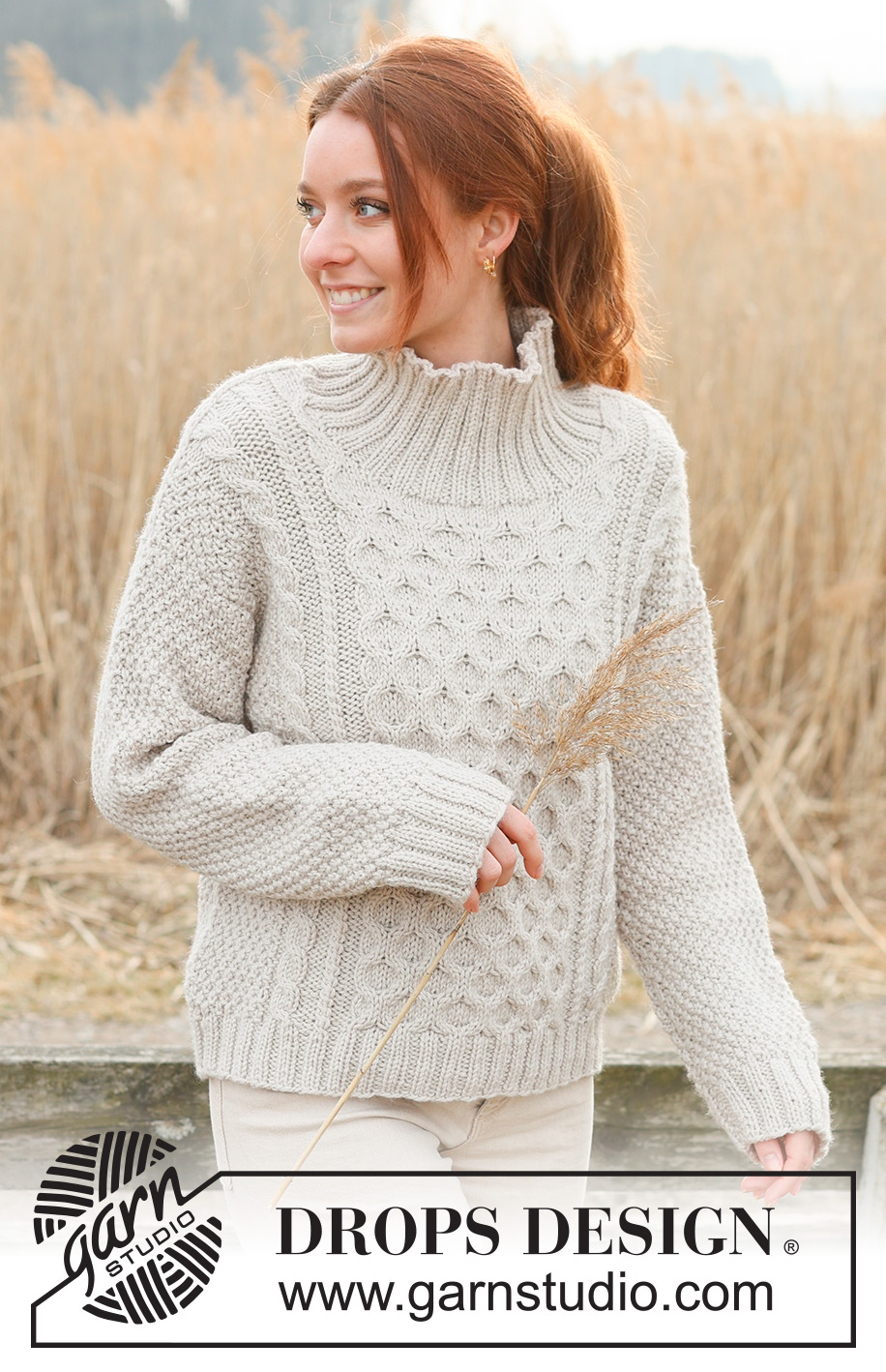 Sweet Honeycomb Jumper / DROPS 237-11 - Pull tricoté de bas en haut avec col montant, point rayons de miel, point de blé et torsades, en DROPS Alaska. Du S au XXXL