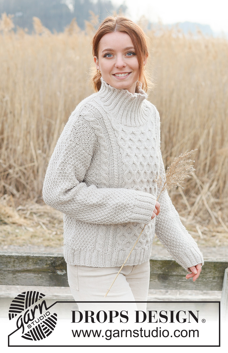 Sweet Honeycomb Jumper / DROPS 237-11 - Pull tricoté de bas en haut avec col montant, point rayons de miel, point de blé et torsades, en DROPS Alaska. Du S au XXXL