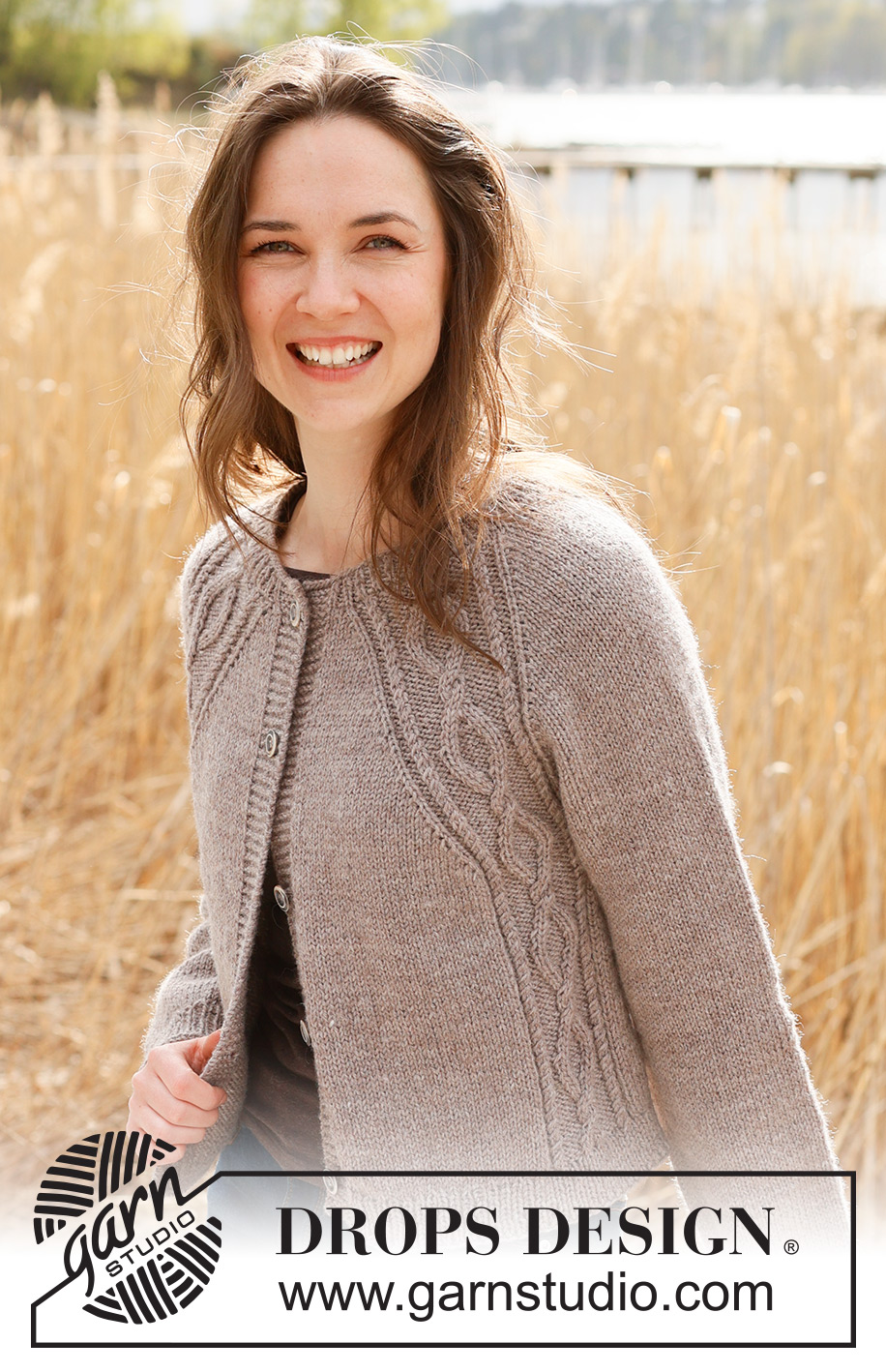 Autumn in the Air Cardigan / DROPS 237-21 - Chaqueta a punto en DROPS Karisma. La labor está realizada de arriba abajo, con raglán y trenzas. Tallas S - XXXL.