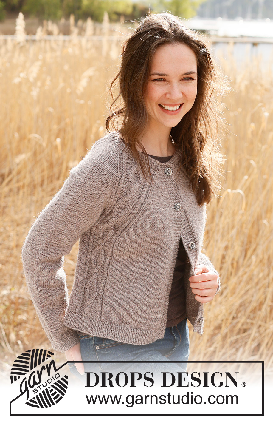 Autumn in the Air Cardigan / DROPS 237-21 - Chaqueta a punto en DROPS Karisma. La labor está realizada de arriba abajo, con raglán y trenzas. Tallas S - XXXL.