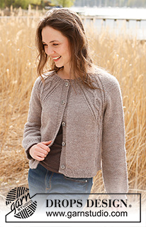 Autumn in the Air Cardigan / DROPS 237-21 - Chaqueta a punto en DROPS Karisma. La labor está realizada de arriba abajo, con raglán y trenzas. Tallas S - XXXL.