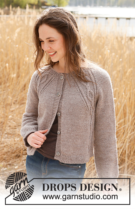 Autumn in the Air Cardigan / DROPS 237-21 - Chaqueta a punto en DROPS Karisma. La labor está realizada de arriba abajo, con raglán y trenzas. Tallas S - XXXL.