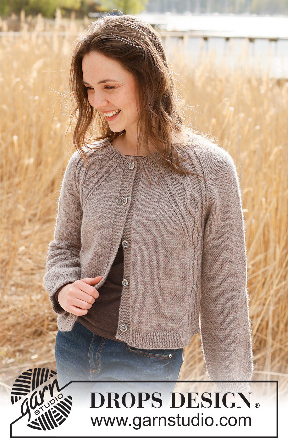 Autumn in the Air Cardigan / DROPS 237-21 - Chaqueta a punto en DROPS Karisma. La labor está realizada de arriba abajo, con raglán y trenzas. Tallas S - XXXL.