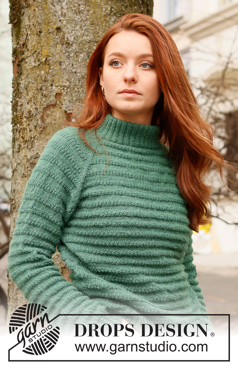 Green Harmony / DROPS 237-23 - Gestrickter Pullover in DROPS Nord. Die Arbeit wird von oben nach unten mit Raglan, Strukturmuster und doppelter Halsblende gestrickt. Größe S - XXXL.