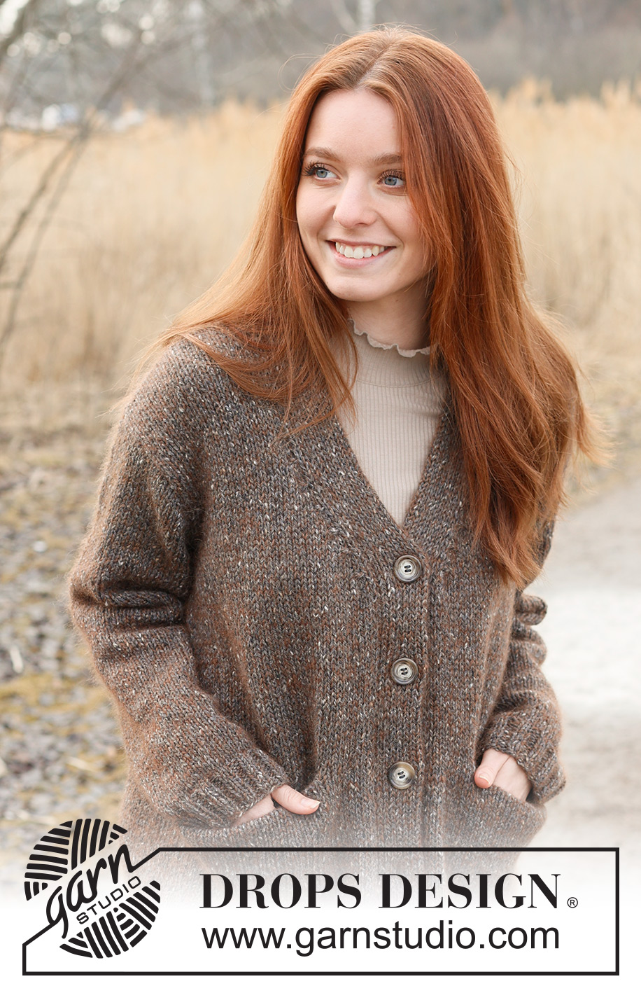Autumn Woods Cardigan / DROPS 237-24 - Alhaalta ylös neulottu pitkä jakku DROPS Soft Tweed- ja DROPS Kid-Silk -langoista. Työssä on sileää neuletta, kaksinkertaiset etureunat, V-aukko ja taskut. Koot XS - XXL.