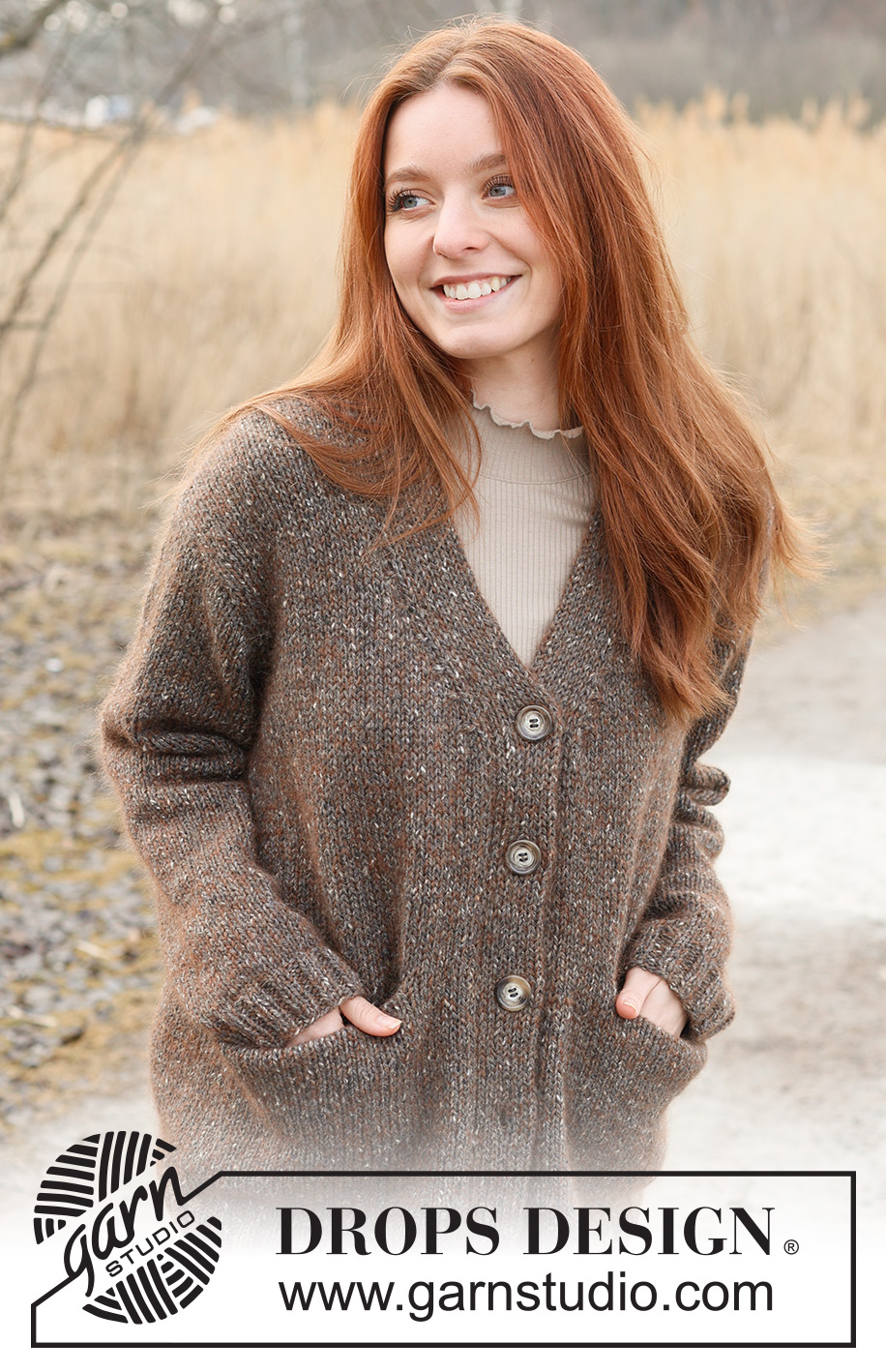 Autumn Woods Cardigan / DROPS 237-24 - Alhaalta ylös neulottu pitkä jakku DROPS Soft Tweed- ja DROPS Kid-Silk -langoista. Työssä on sileää neuletta, kaksinkertaiset etureunat, V-aukko ja taskut. Koot XS - XXL.