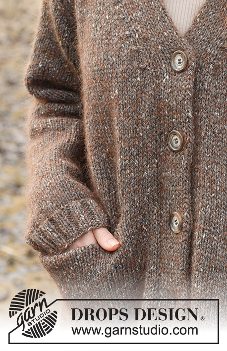 Autumn Woods Cardigan / DROPS 237-24 - Alhaalta ylös neulottu pitkä jakku DROPS Soft Tweed- ja DROPS Kid-Silk -langoista. Työssä on sileää neuletta, kaksinkertaiset etureunat, V-aukko ja taskut. Koot XS - XXL.